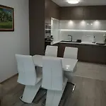 Deluxe 3 *